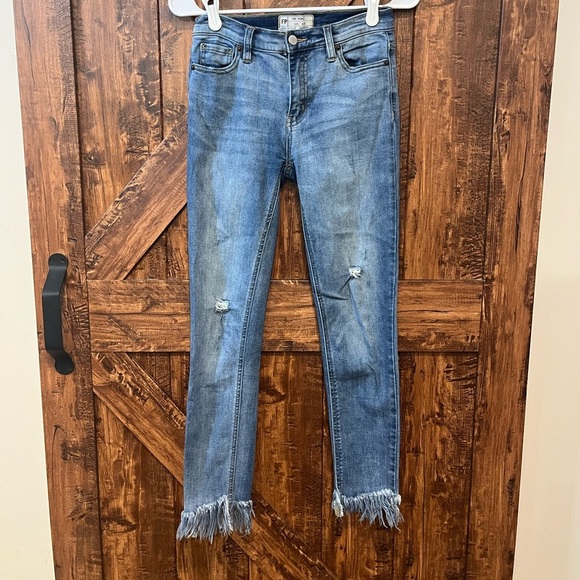 Free People Denim - Free People Womens sz 25 waist‎ distressed blue denim jeans with frayed ankles